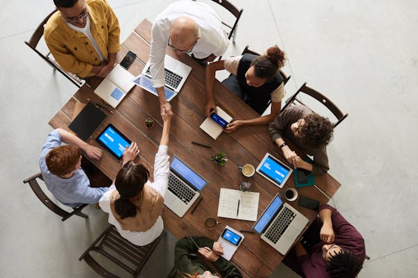 Equipo de abogados corporativos en reunión